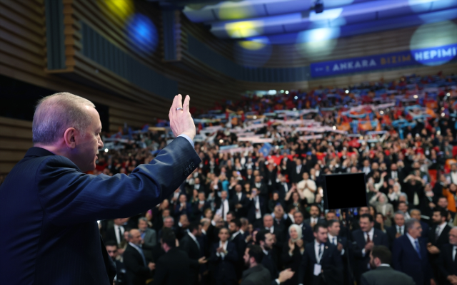 Cumhurbaşkanı Erdoğan, AK Parti'nin ilçe adaylarını açıkladı