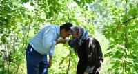 Başkan 91 yaşındaki Zeynep Nine'nin elini öptü gönlünü aldı