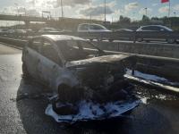 Bir otomobil alev alev yandı, trafik felç oldu